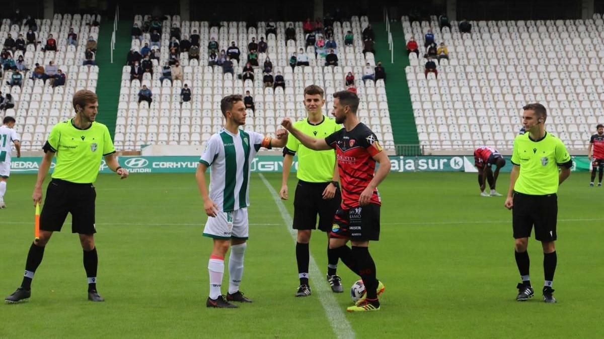 Saludo entre los capitanes del Córdoba y Puente Genil durante el partido de la pasada temporada en El Arcángel.