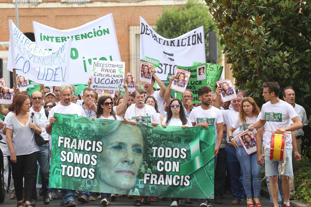 Protesta de los vecinos de Francisca Cadenas para pedir más recursos dos meses después de su desaparición, en 2017