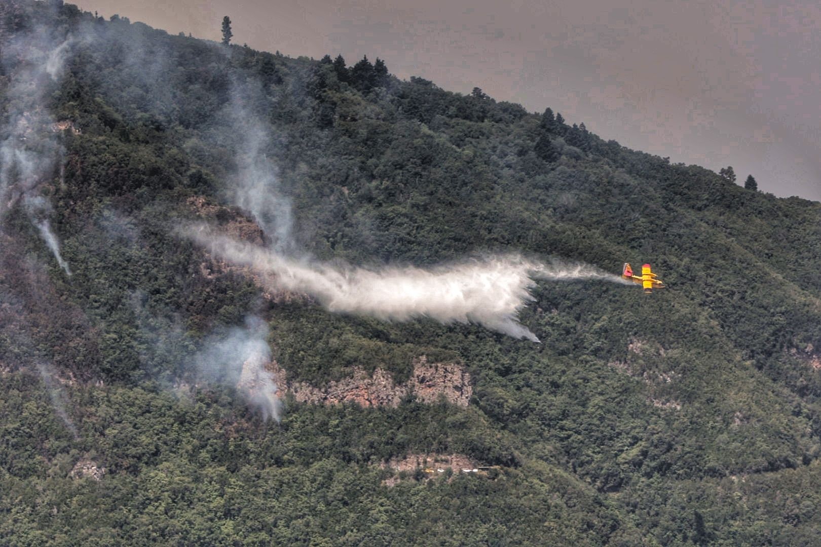Trabajos de extinción del incendio de Tenerife