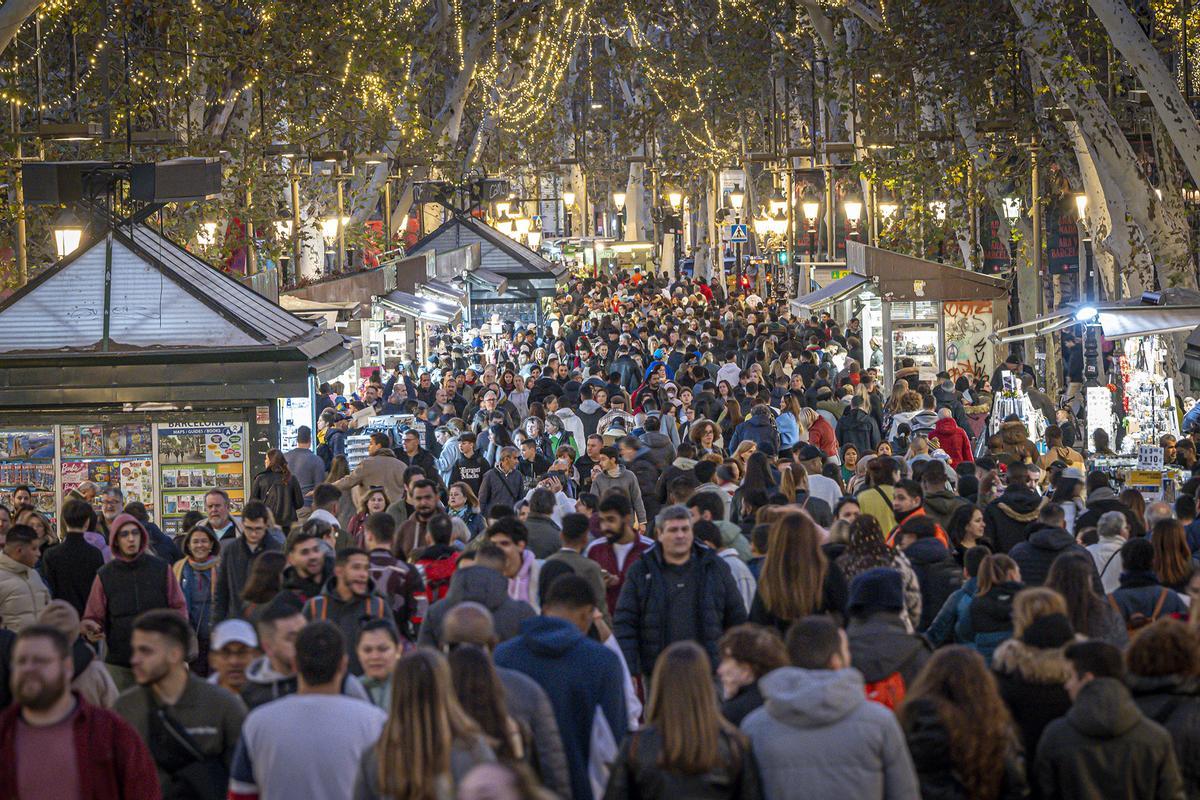 Las compras de Navidad llenan el centro de Barcelona