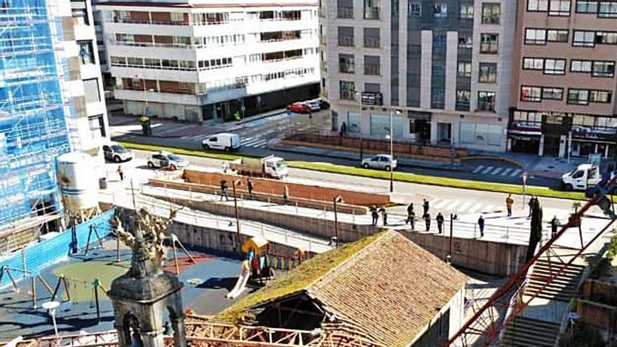 Derrumbe de una grúa sobre la capilla porriñesa hace un año.   | // D.P.