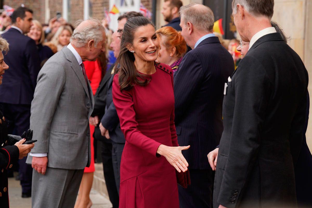 La reina Letizia estrena un vestido de Carolina Herrera en su viaje en solitario a Reino Unido