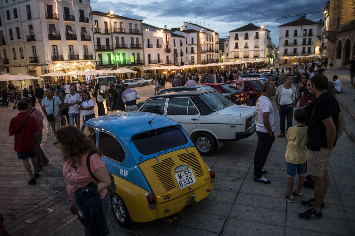 Fotogalería | La lluvía no ensombrece el rally de coches clásicos en la plaza Mayor de Cáceres