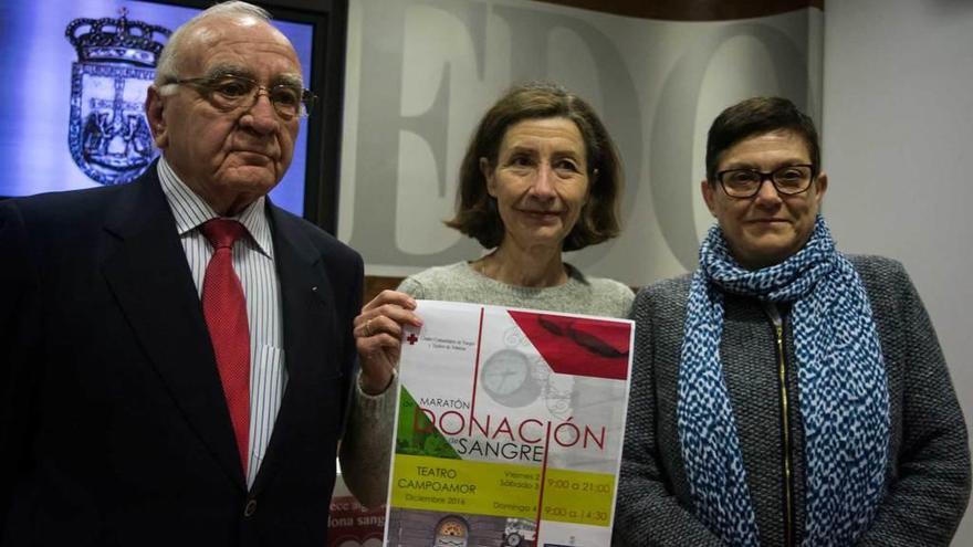 De izquierda a derecha, Manuel Ángel Santos Rionda, Mercedes González y María García Hernández, en la presentación del maratón de donación de sangre de este fin de semana.