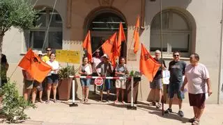 Protesta a l'Ajuntament de Sant Pere Pescador pel tancament del pas a la gola del Fluvià
