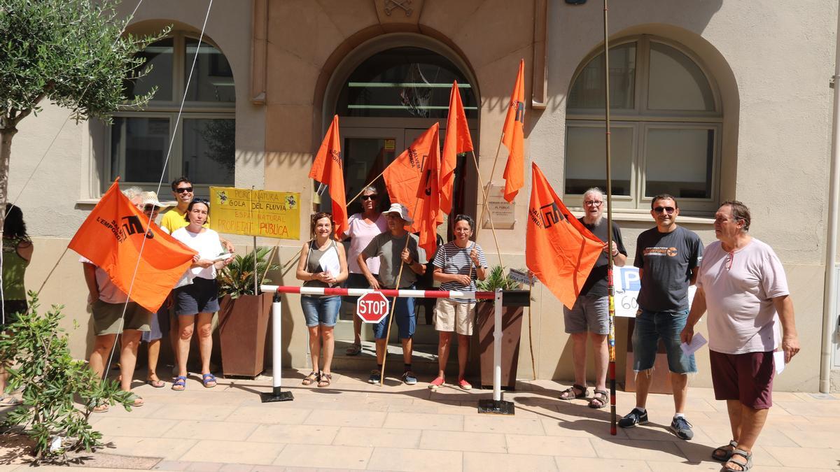 Els ecologistes protestant davant de l'Ajuntament de Sant Pere Pescador pel tancament del pas a la gola del  Fluvià.