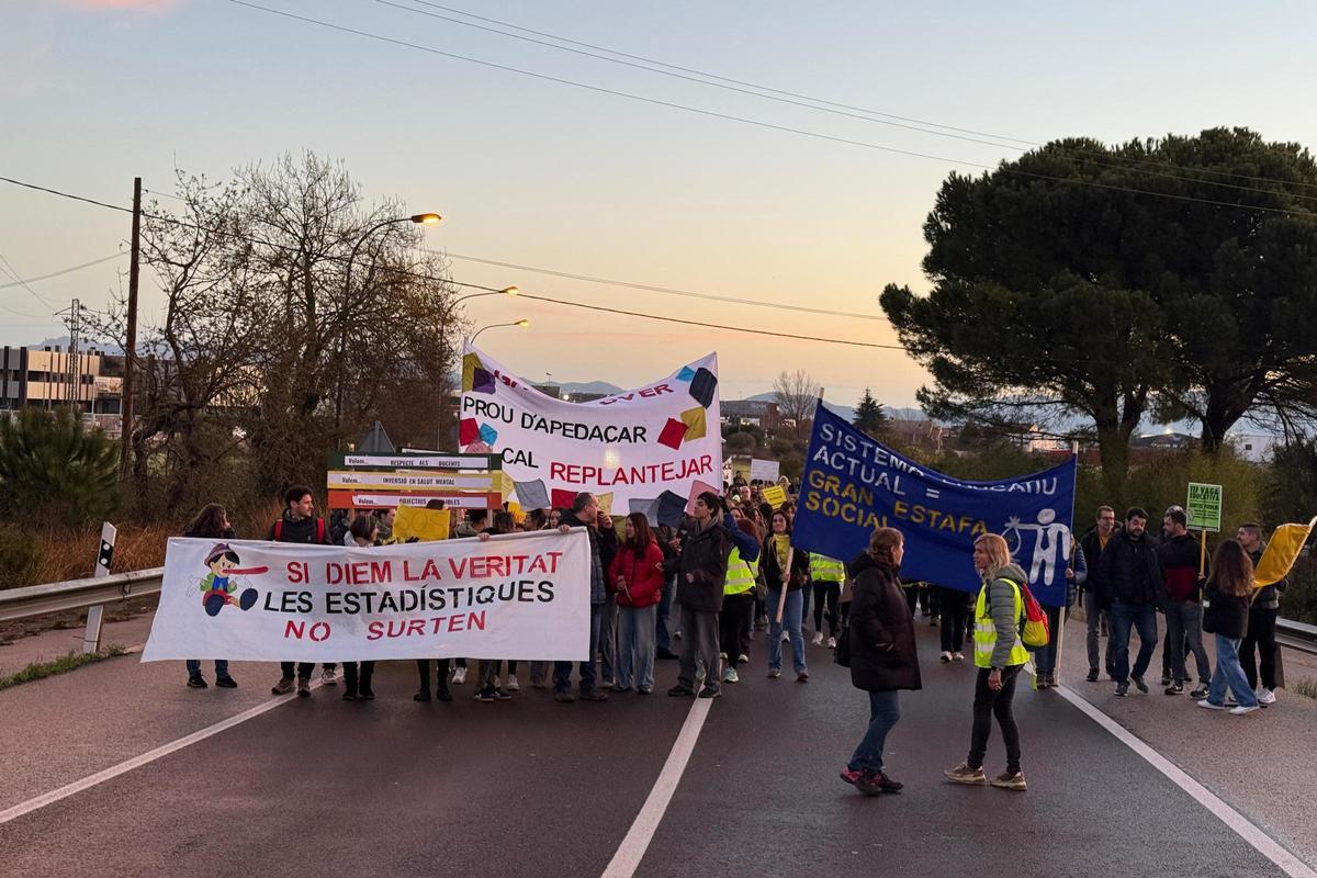 Imatges dels docents tallant la rotonda de Borrassà a l'N-II per reclamar més recursos i condicions "dignes" per al personal.