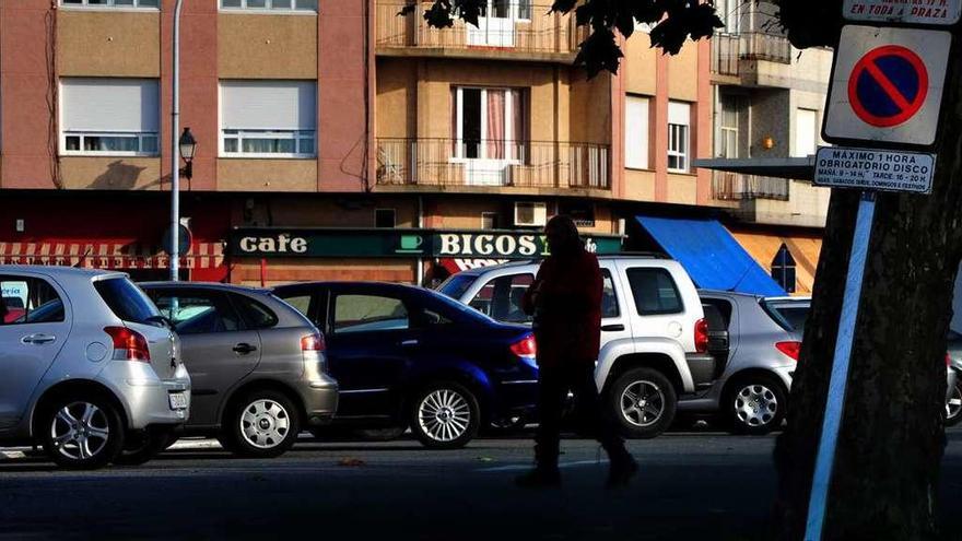 Coches aparcados en la plaza de abastos, en una imagen de archivo. // Iñaki Abella