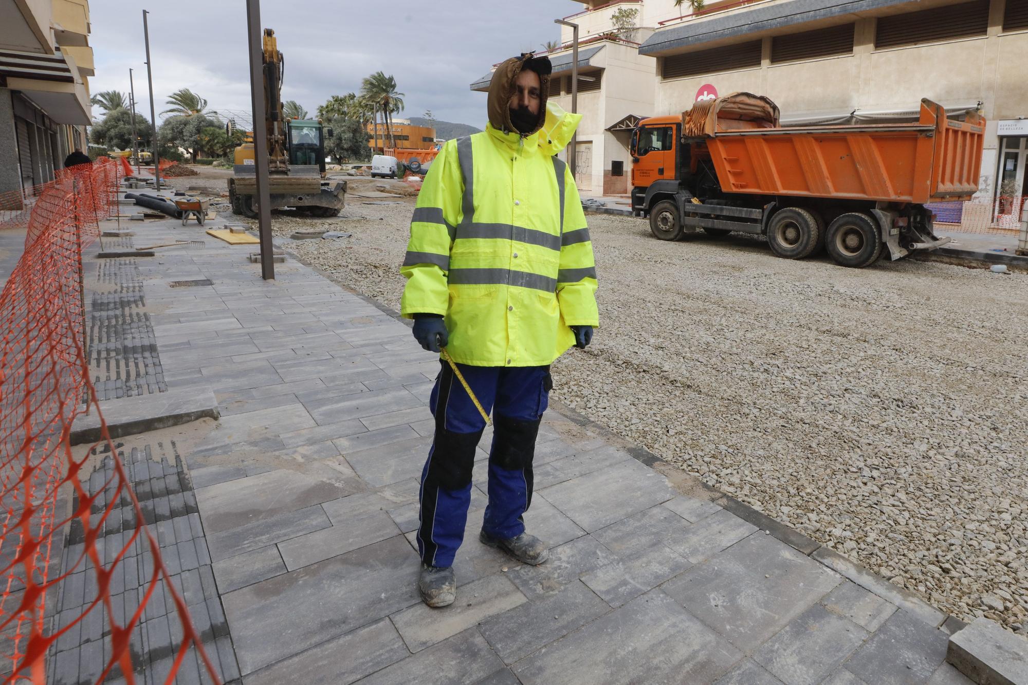 Trabajadores en la calle durante la ola de frío en Ibiza
