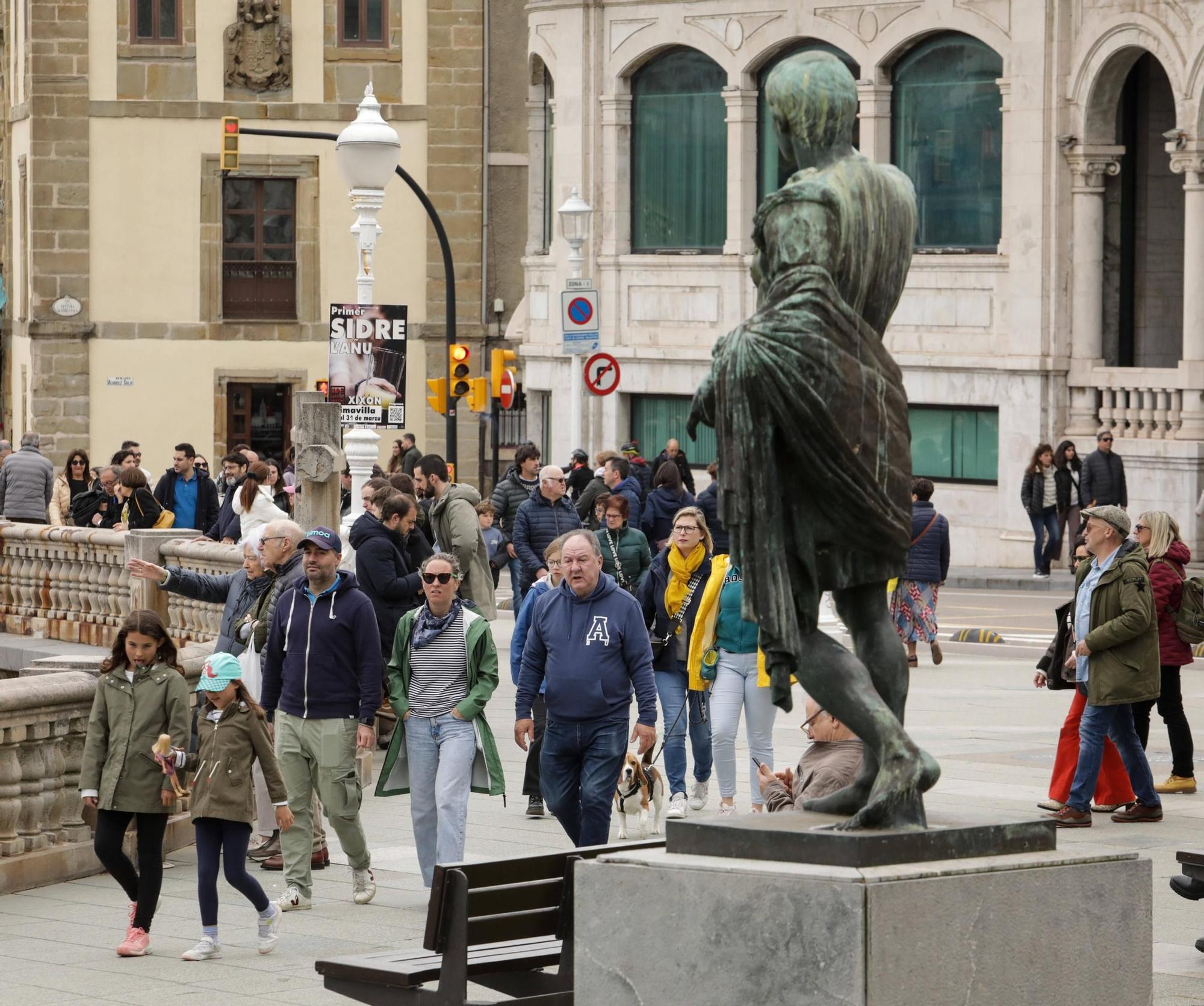 El ambiente en Gijón de Semana Santa, con múltiples actividades (en imágenes)