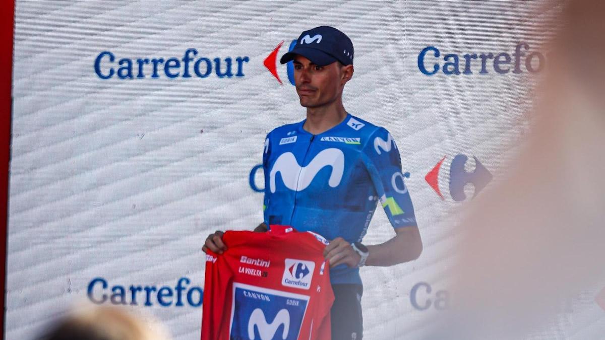Enric Mas, en el podio, con el maillot rojo en la mano.