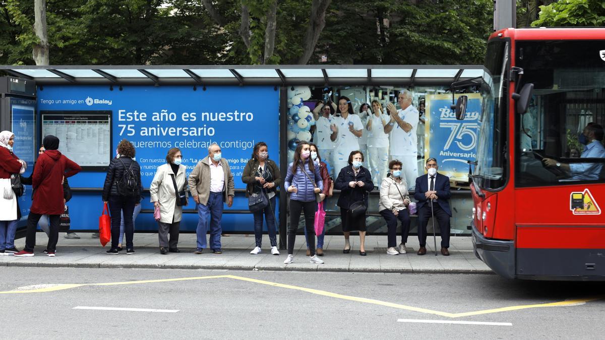 Usuarios del bus esperando durante una de las jornadas de huelga en la parada de la plaza San Miguel.
