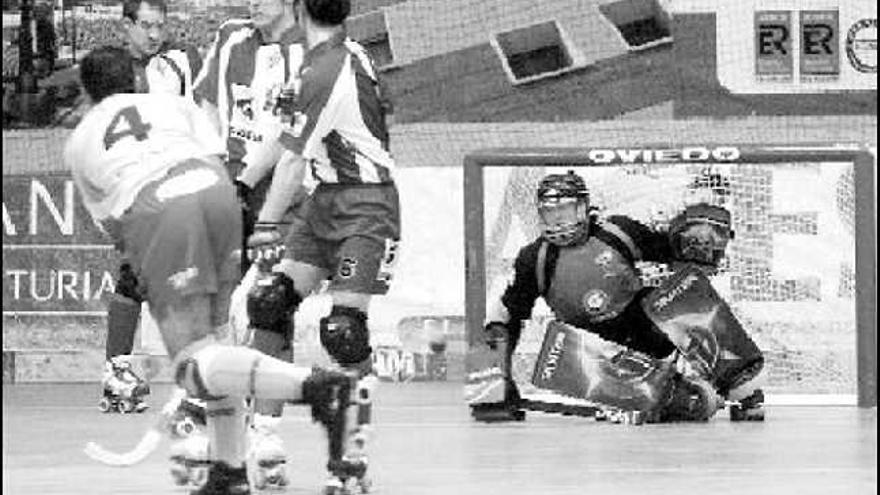 Esteban Guerra, dorsal 4, dispara a portería durante un partido.