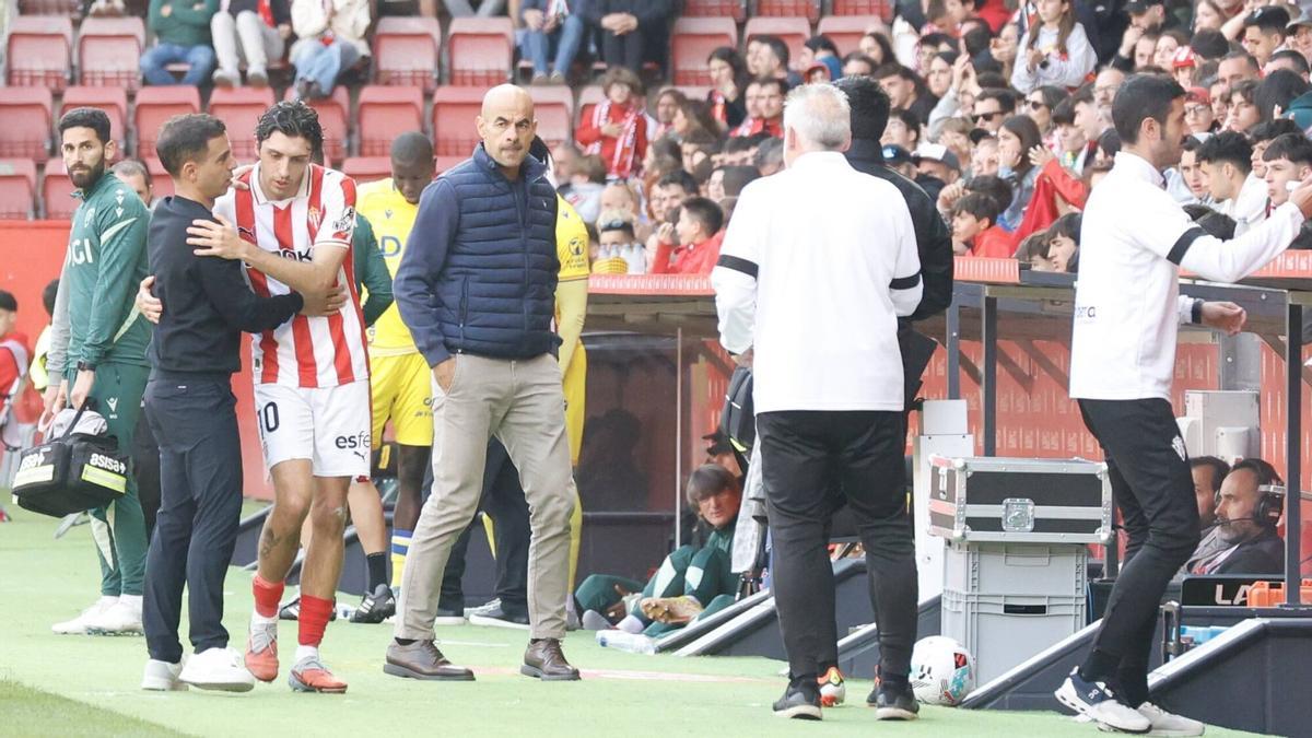 Borja Jiménez abraza a Gelabert.