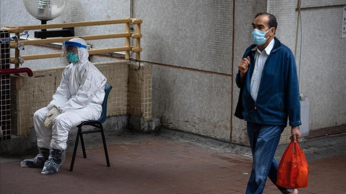 Ciudadanos se protegen del coronavirus con máscaras en Hong Kong