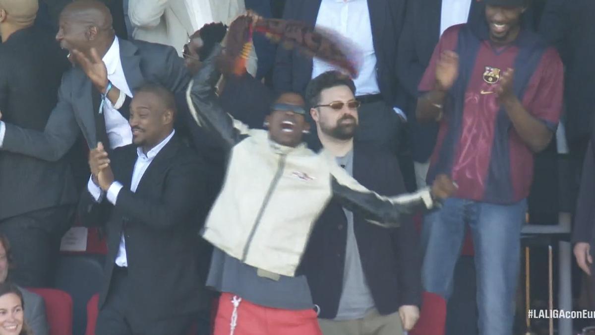 Travis Scott, bufanda en mano, celebrando el gol de Fermín finalmente anulado en el Barça - Madrid