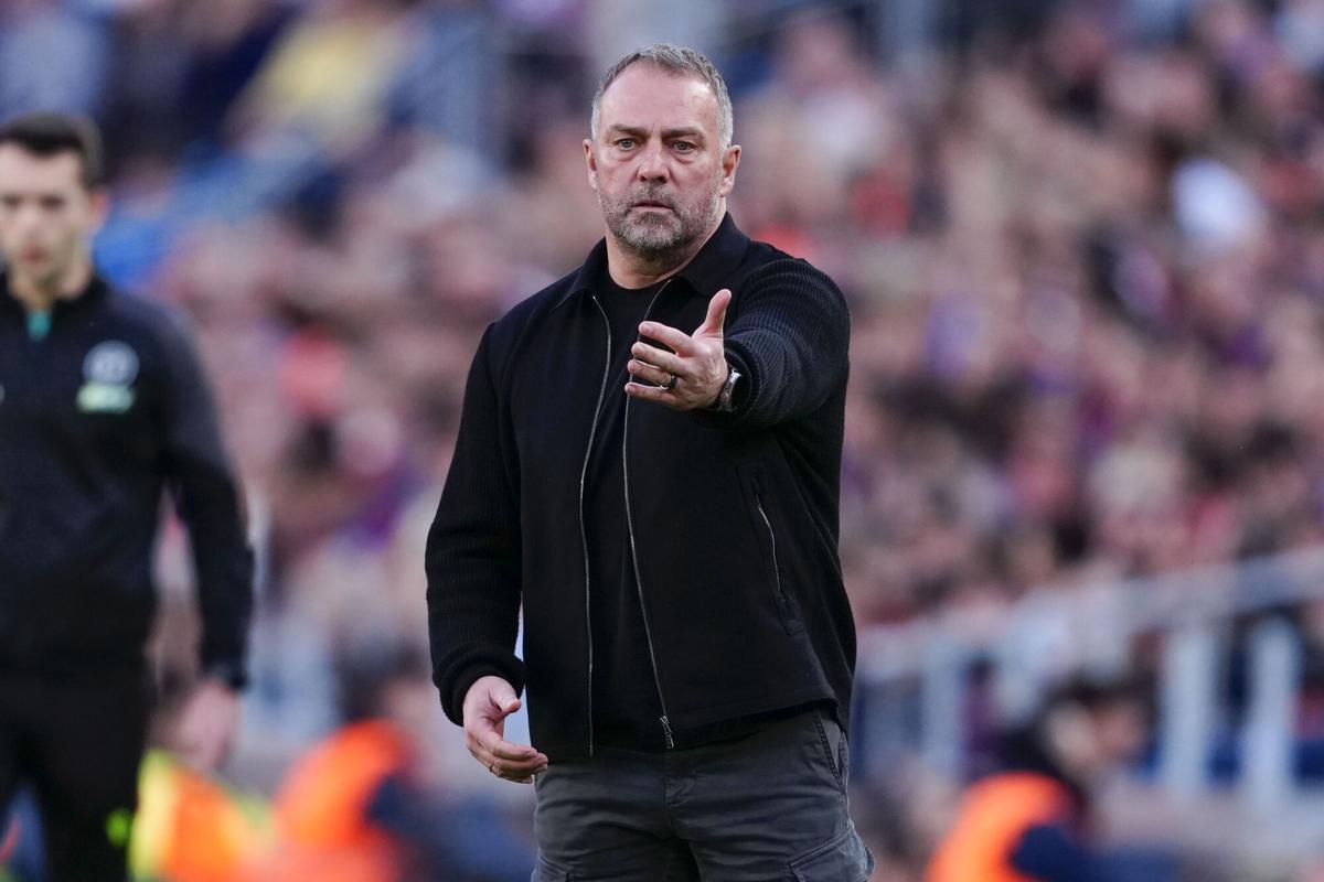 Flick da instrucciones en el partido del Barça ante el Levante