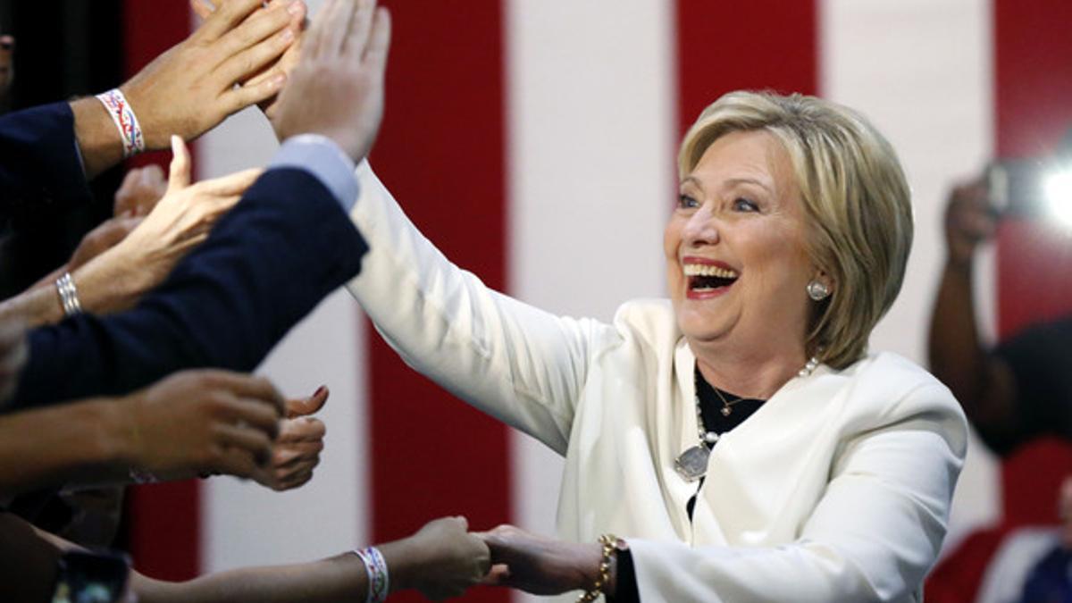 Hillary Clinton saluda a sus seguidores, anoche en Miami.