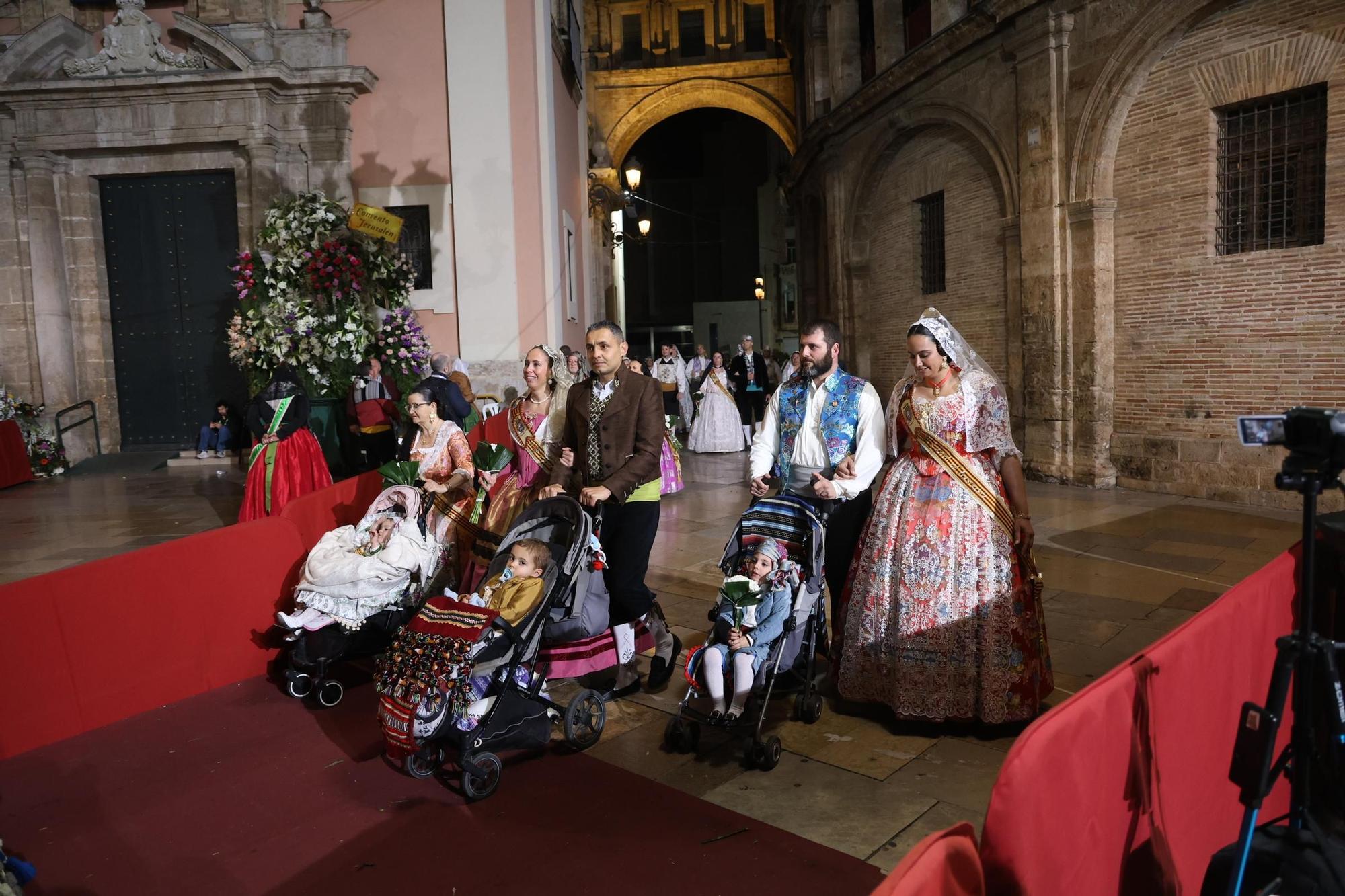 Ofrenda 18 de marzo. Calle de la Paz (23-24)