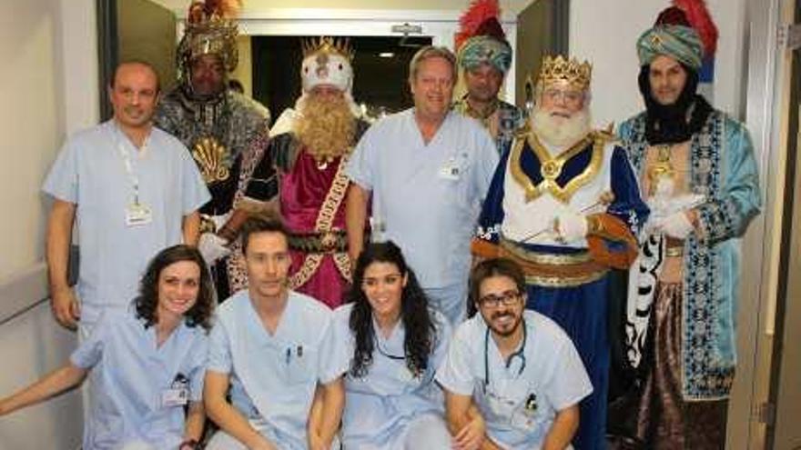 Los Reyes Magos visitan el Hospital de Torrevieja