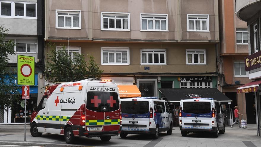 Trasladan al hospital a una mujer que amenazó a vecinos con un cuchillo en la avenida de Oza de A Coruña