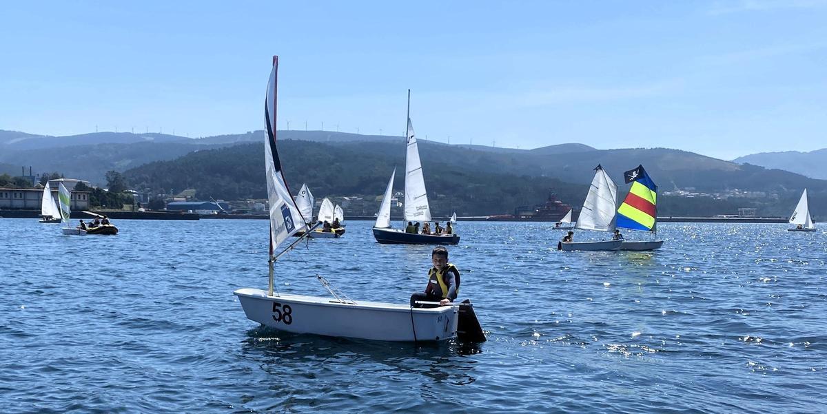 Escolares navegando a vela por la ría de Corcubión.