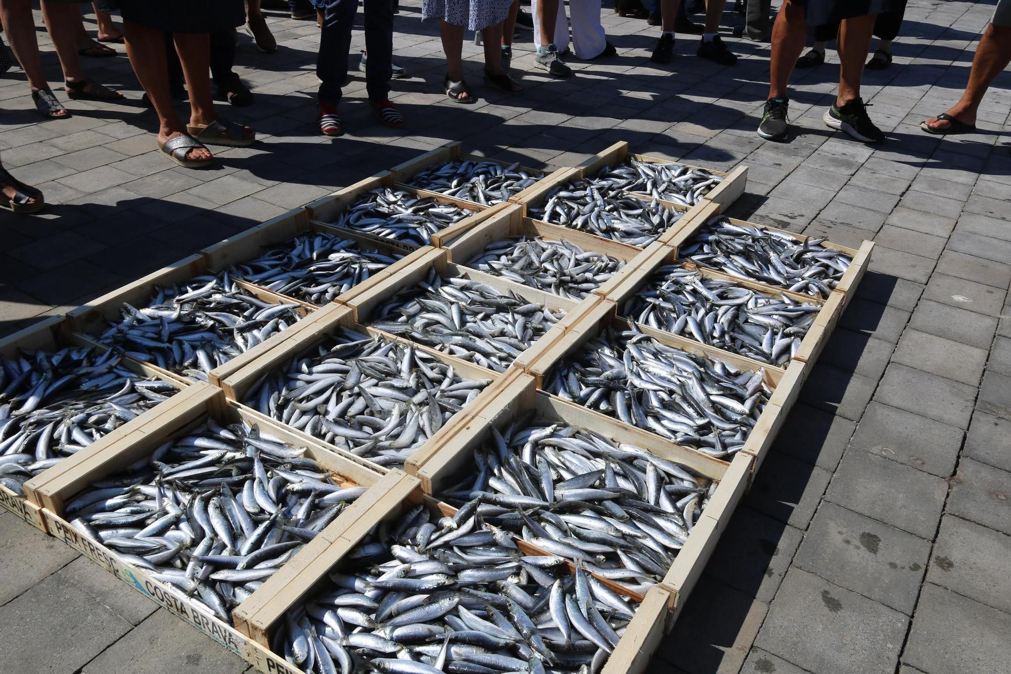 L'Escala celebra una sardinada popular amb el malestar dels pescadors per la veda de quatre mesos del Ministeri