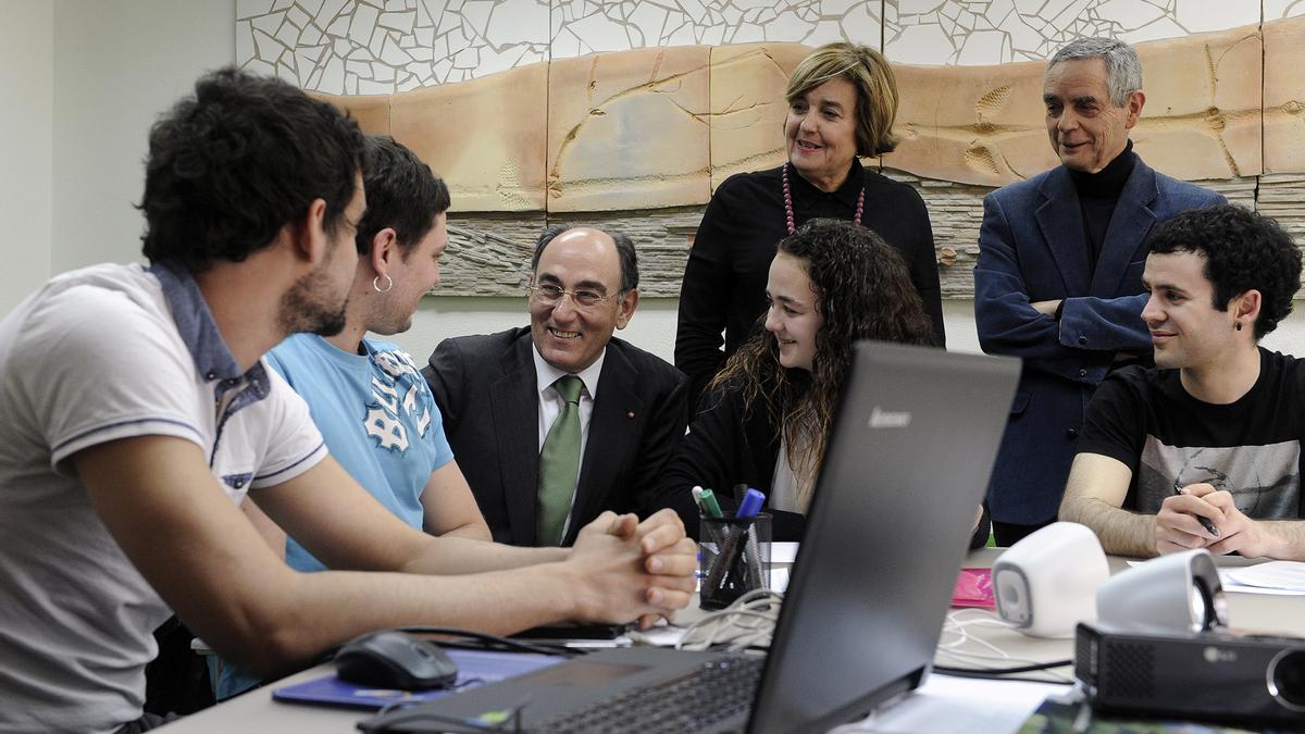 El presidente de Iberdrola, Ignacio Galán, charla con un grupo de jóvenes