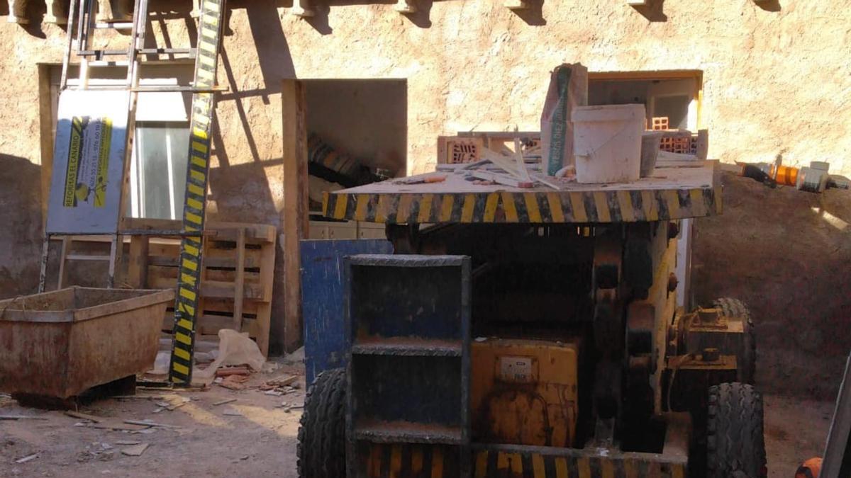 Una persona ha fallecido esta tarde en la localidad de Calatorao tras quedar atrapado entre una pared y la plataforma elevadora.
