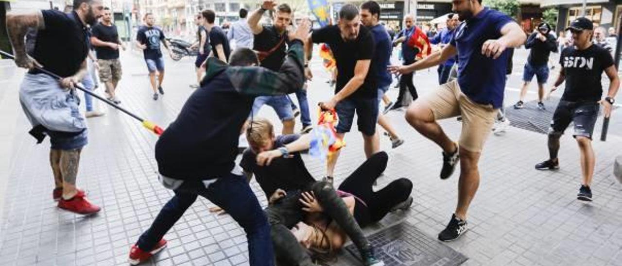 Una mujer es agredida durante la manifestación del 9 d&#039;Octubre de 2017.