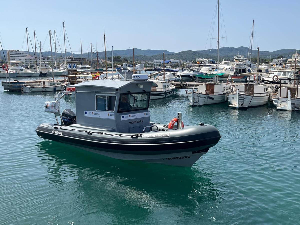 Una de las embarcaciones en el puerto de Sant Antoni.