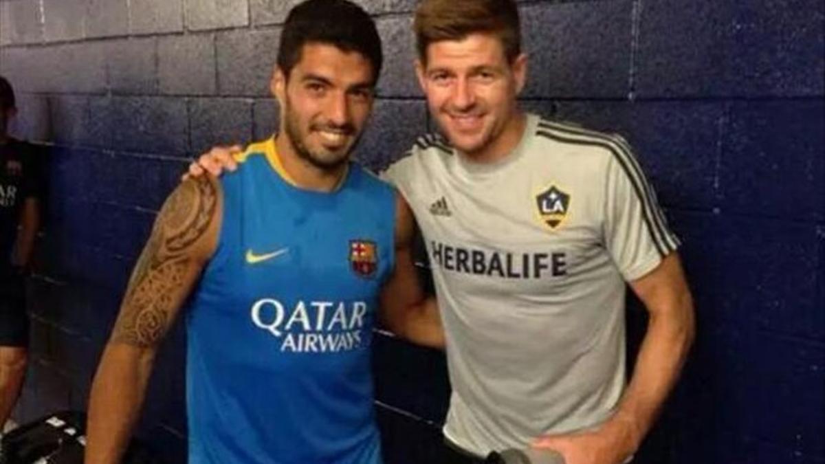 Suárez y Gerrard son buenos amigos