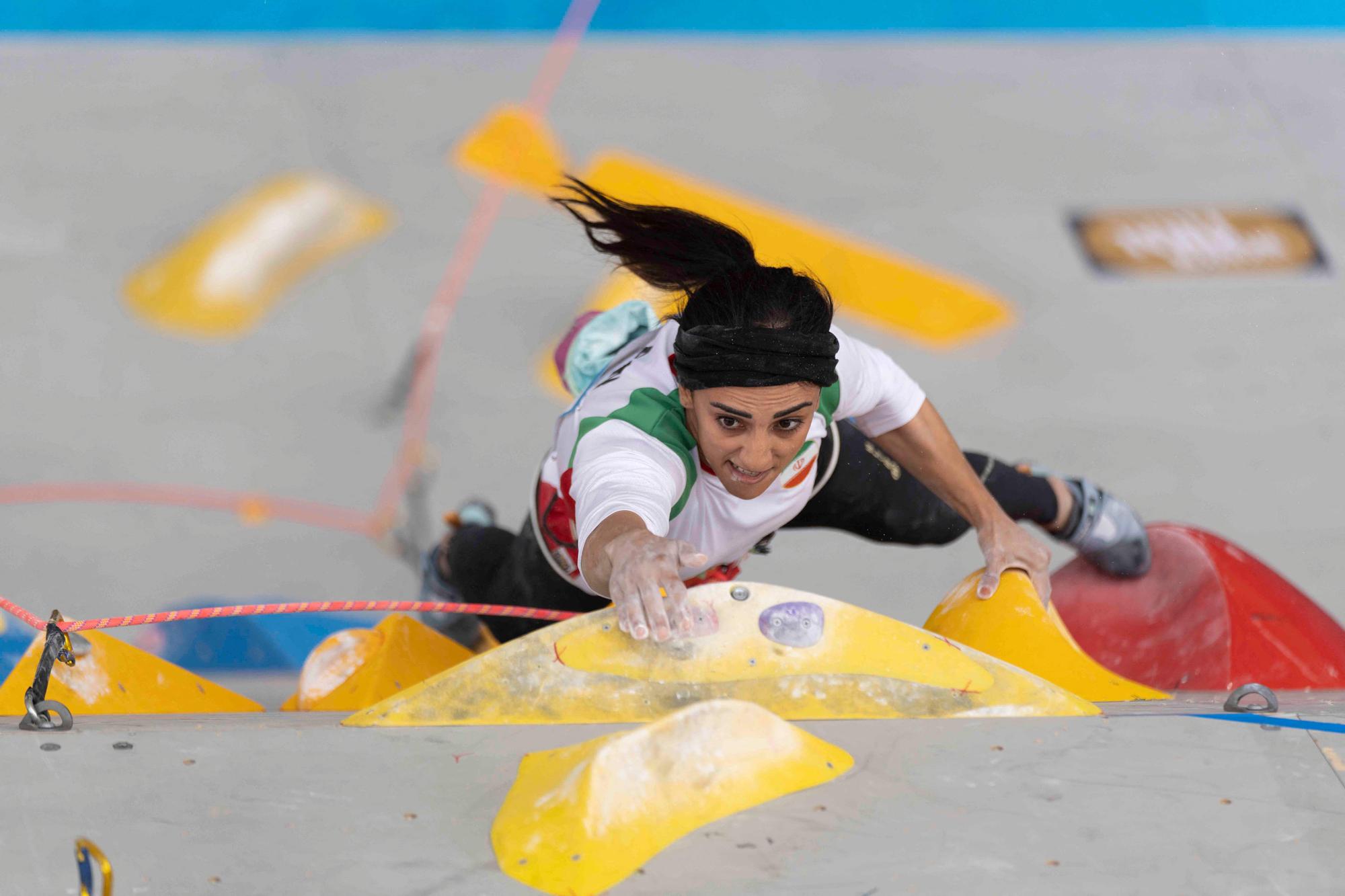 La escaladora iraní, Elnaz Rekabi, que compitió sin velo, fue obligada a retractarse por su gesto.