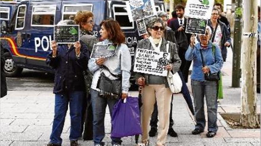 Afectats per les preferents de Bankia protesten davant els jutjats.