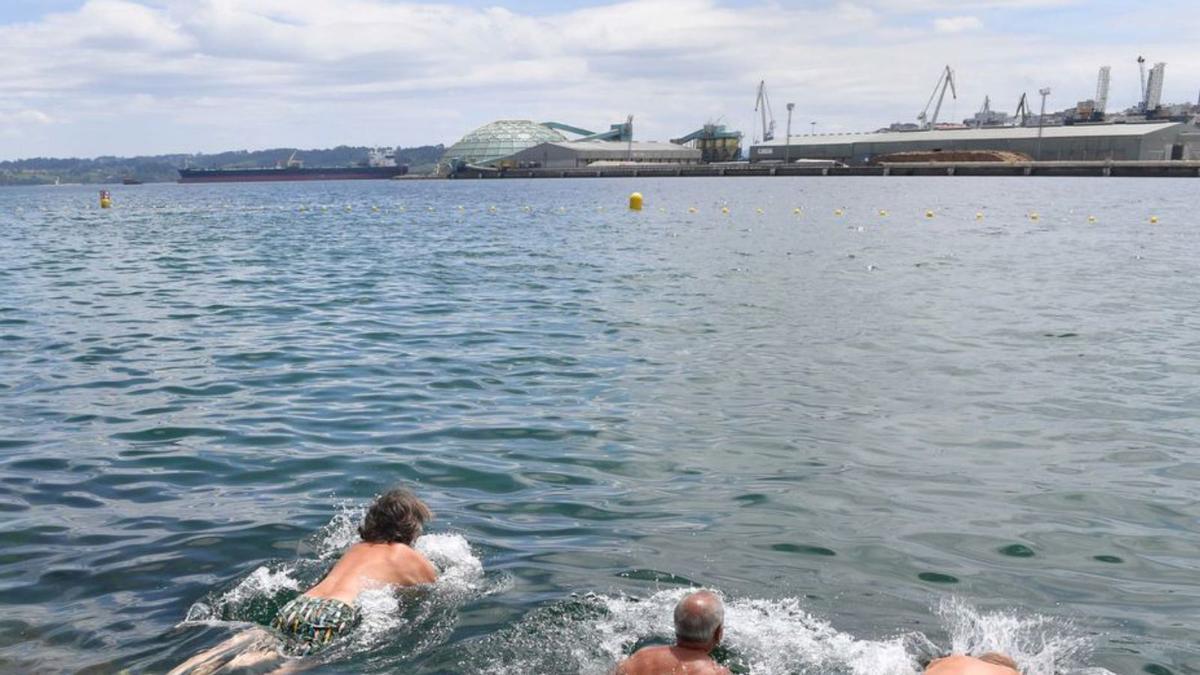 Tres bañistas se lanzan al agua este verano en O Parrote.  | // VÍCTOR ECHAVE