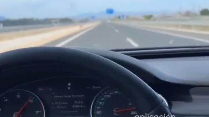 Se graba a sí mismo conduciendo a 240 km por una autovía de Murcia