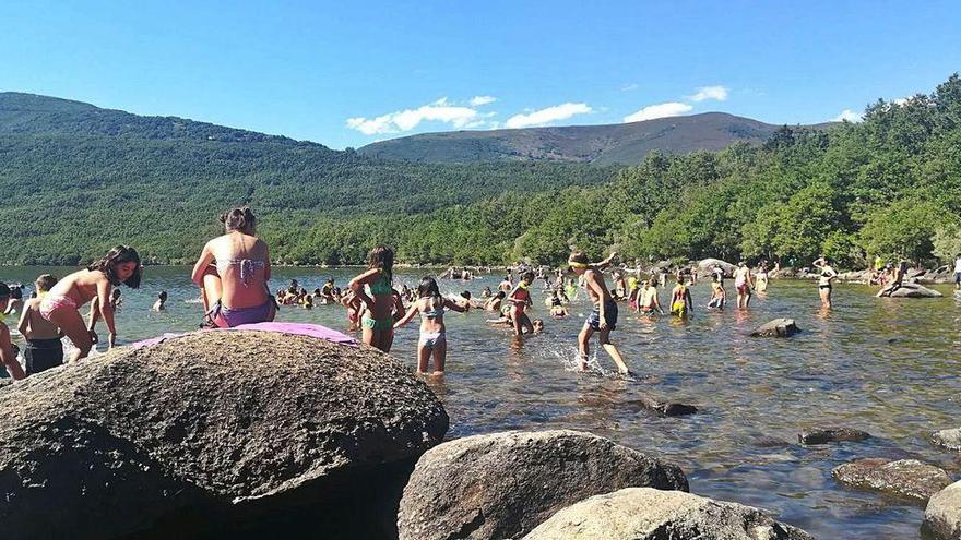 Jóvenes disfrutando en el Lago de Sanabria durante un campamento de verano.