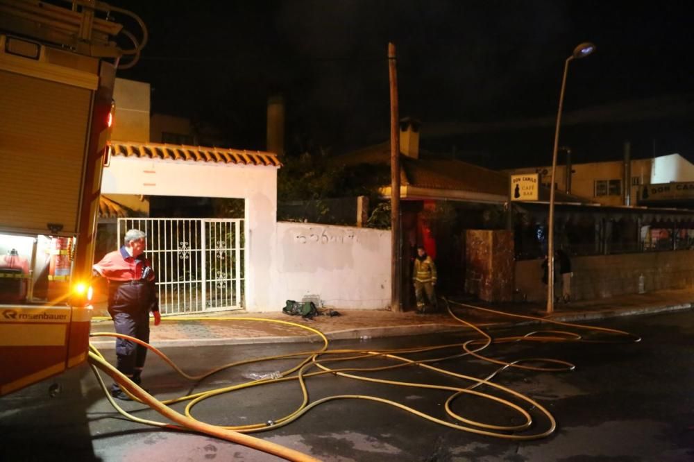 Los bomberos de Torrevieja y Almoradí han podido sofocar las llamas en el incendio de una pizzería en Torrevieja