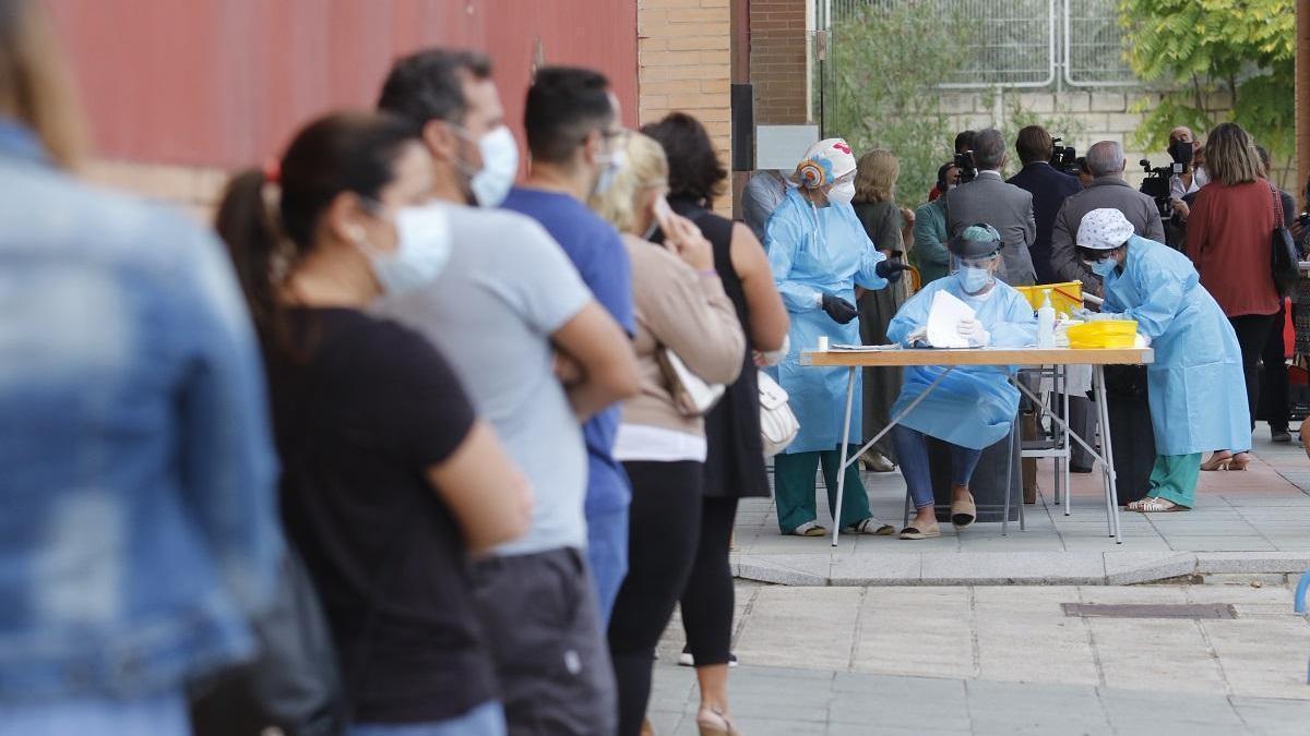 La Junta descarta el cierre de Lucena y hará un cribado masivo en Almodóvar del Río