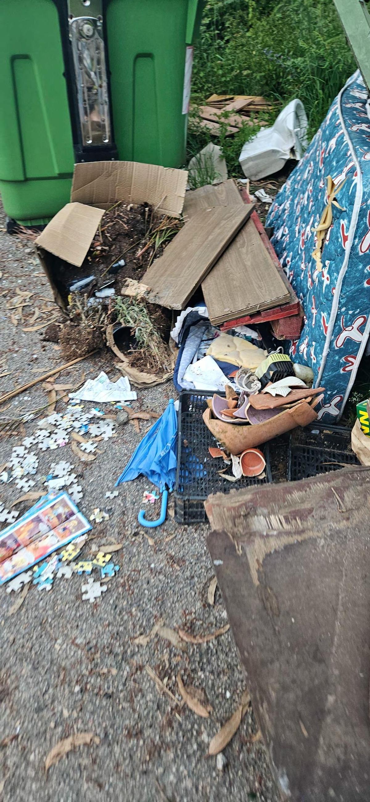 Basura y otros residuos se agolpan en un nuevo vertedero ilegal en Vigo
