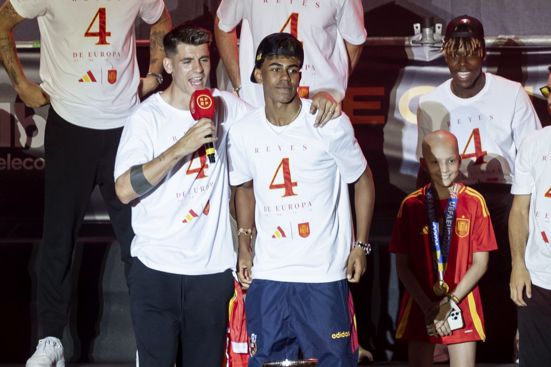 Lamine Yamal junto a Álvaro Morata en la celebración de la Eurocopa.