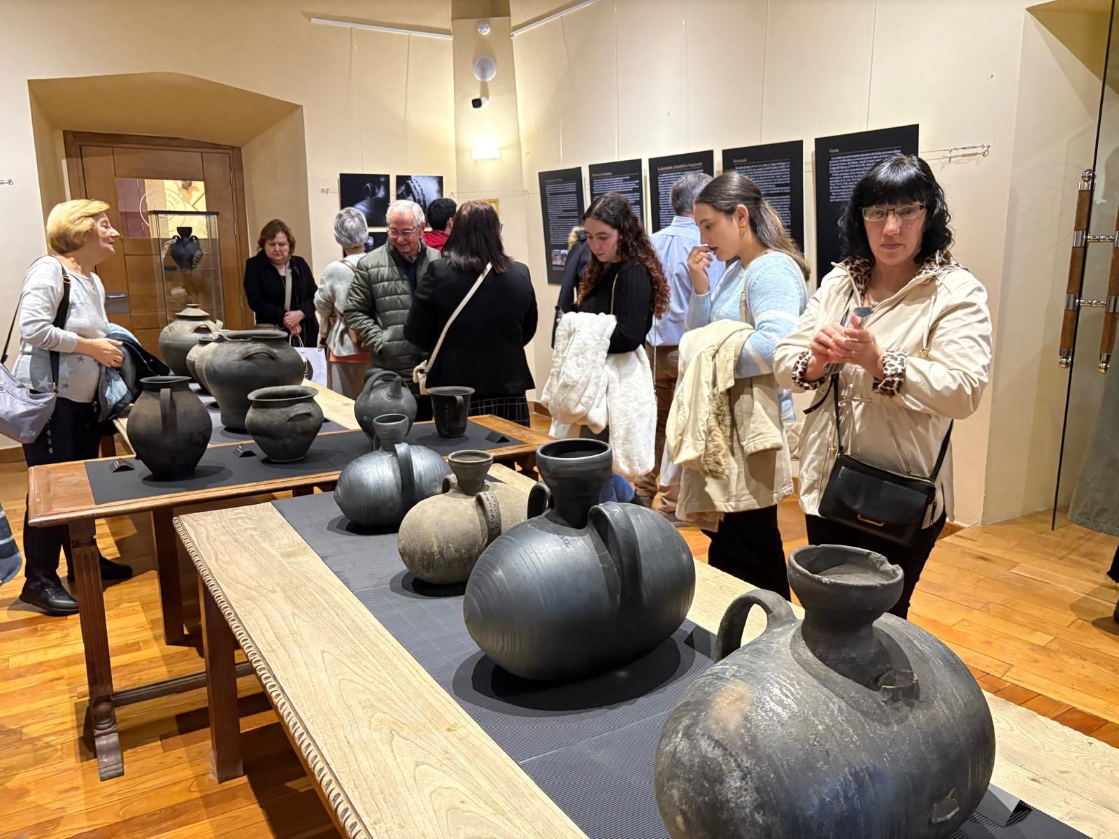 En imágenes: Así es la exposición de cerámica de Cangas que ha organizado el "Tous pa Tous"