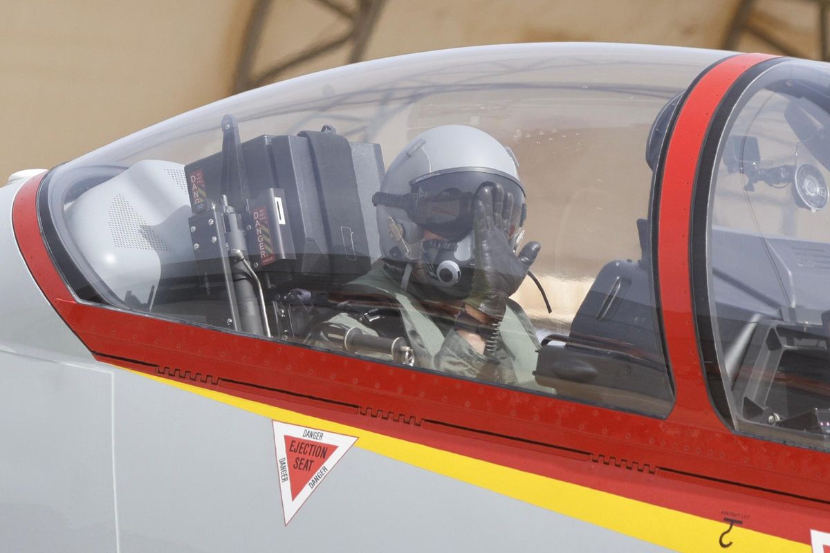 Felipe VI, este sábado a los mandos del avión de entrenamiento Pilatus, con el que se formará su hija Leonor.