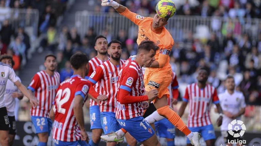 El Málaga CF sigue a diez puntos de la salvación