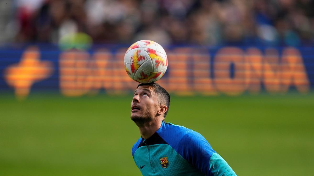 Lewandowski, en el entrenamiento abierto que realizó el Barça en el Camp Nou.