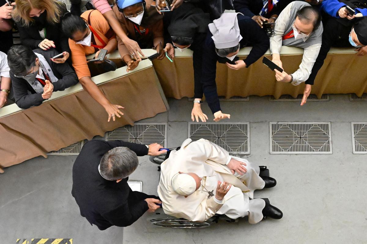 El Papa Francisco llega por primera vez en silla de ruedas a una audiencia en el Vaticano, el 5 de mayo de 2022.