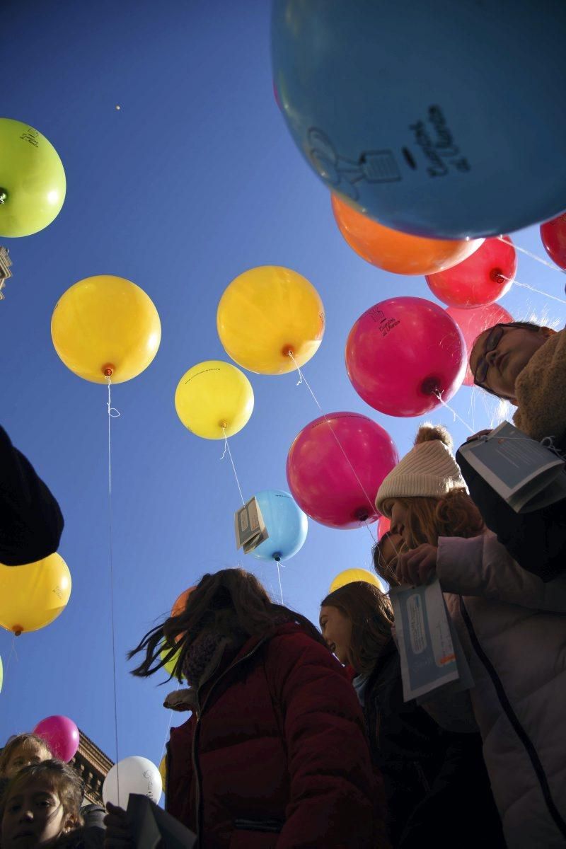 Suelta de globos literarios en la plaza del Pilar