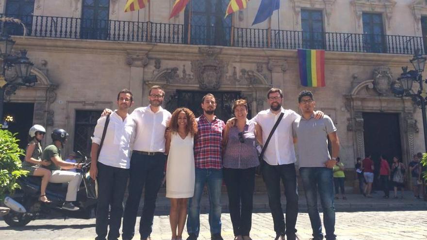 Miembros del equipo de gobierno frente a Cort con la bandera arcoíris.