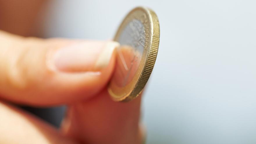 Poner una moneda de un euro en el congelador: el truco que más gente hace para evitar el olor