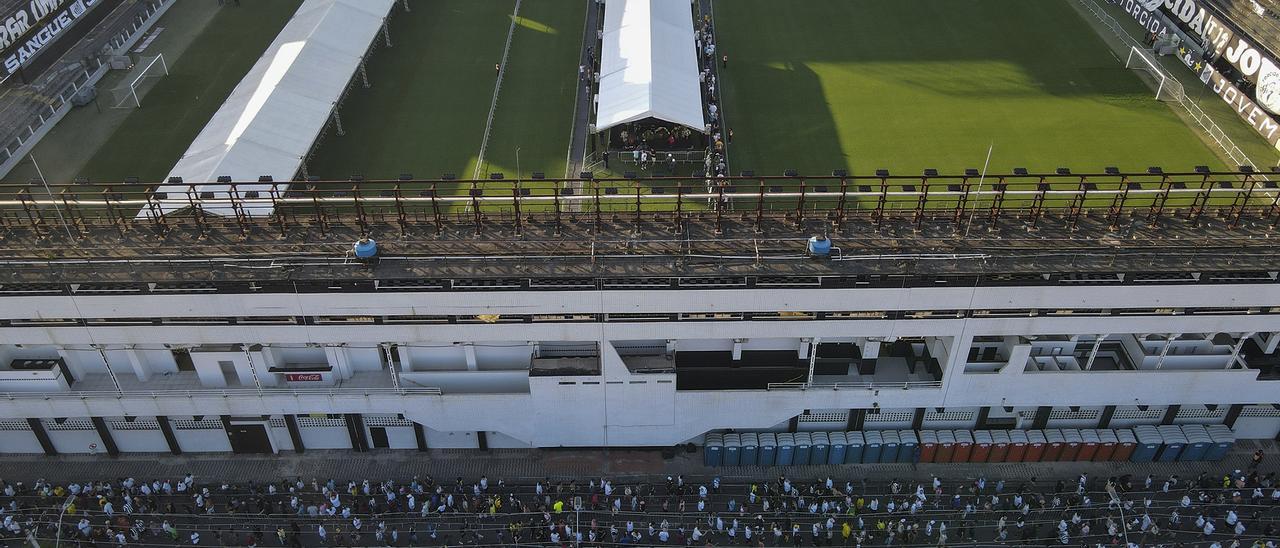 Brasil despide al &quot;Rei&quot; Pelé en velatorio en el estadio Vila Belmiro de Santos